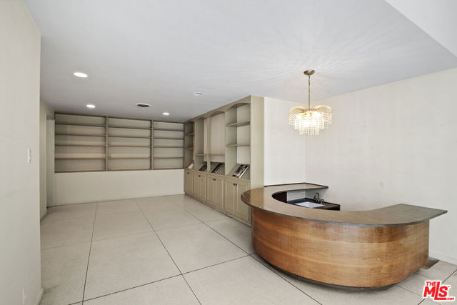 713 N Elm Drive, Beverly Hills CA: https://media.crmls.org/mediaz/c2a389d5-bddf-49f3-90b2-0196fbf9e90b.jpg