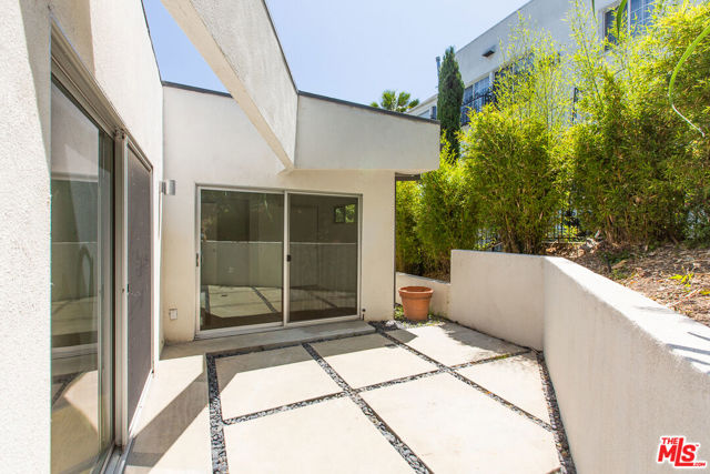3907 De Longpre Avenue, Los Angeles CA: https://media.crmls.org/mediaz/c2a3e476-acee-4f76-89f4-ea865de3bafb.jpg