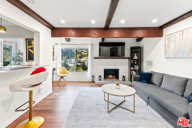 1923 Sunset Plaza Drive, Los Angeles CA: https://media.crmls.org/mediaz/c2a4982a-d629-4d97-bc90-51d327801952.jpg