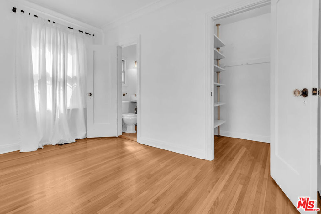 https://media.crmls.org/mediaz/c2a5d4a0-69e0-416e-882a-efff68b7b0df.jpg?preset=X-Large