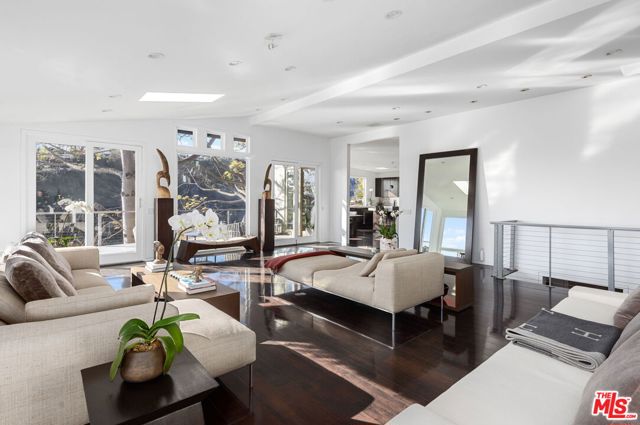1415 Summitridge Drive, Beverly Hills CA: https://media.crmls.org/mediaz/c2a614da-e24e-48ea-af65-493398959ef6.jpg