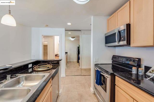 6400 Christie AVE, Emeryville CA: https://media.crmls.org/mediaz/c2a6a115-0ace-4dd9-b64f-ad1ee0e6d055.jpg