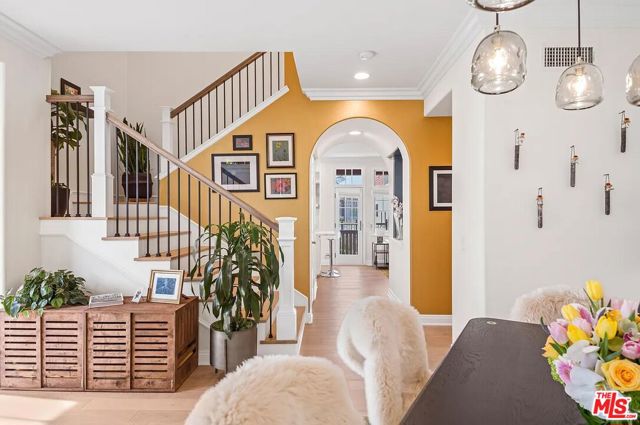 2584 Bungalow Place, Corona del Mar CA: https://media.crmls.org/mediaz/c2a82b8d-e6e1-4b5f-99bf-8632552cea53.jpg