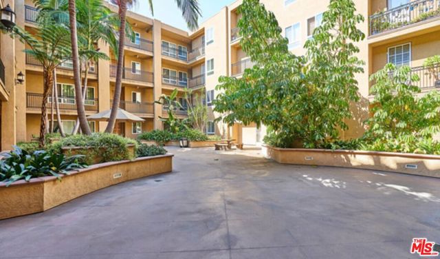 1401 S St Andrews Place, Los Angeles CA: https://media.crmls.org/mediaz/c2a8e165-13cd-4607-bceb-b974f7587b33.jpg