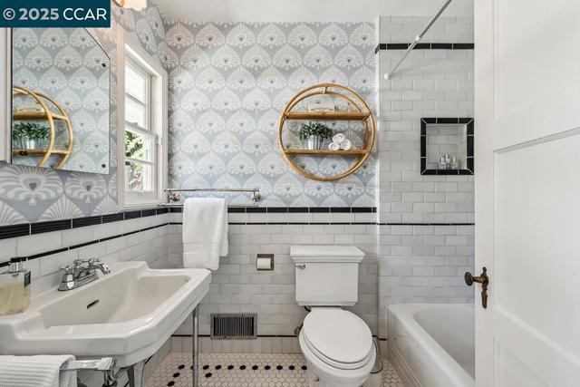 72 Davis Rd, Orinda CA: https://media.crmls.org/mediaz/c2aa7a31-5c5e-483e-a215-2dfbd874ae18.jpg