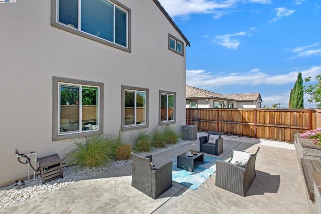 2222 Davie Pl, Tracy CA: https://media.crmls.org/mediaz/c2aa9129-59d0-4f3d-9beb-1dc47cca4035.jpg