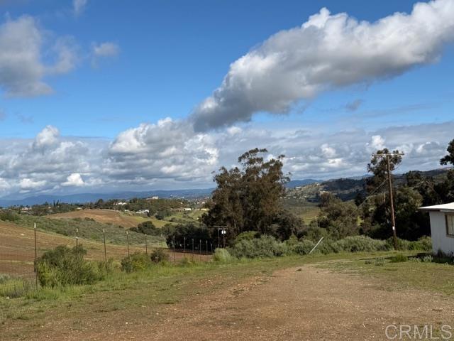 Detail Gallery Image 5 of 9 For 2576 Green Hills Way, Vista,  CA 92084 - 3 Beds | 2 Baths