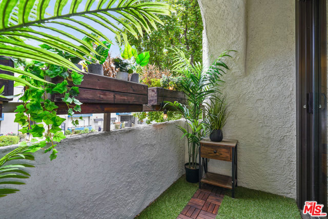 10926 Bluffside Drive, Studio City CA: https://media.crmls.org/mediaz/c2ac9f7b-aea9-434d-b435-cde8c76dbf9a.jpg