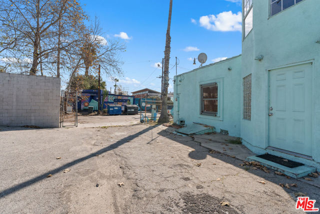 3051 N Coolidge Avenue, Los Angeles CA: https://media.crmls.org/mediaz/c2ad351f-3689-44cb-bc8e-c449af0b34a9.jpg