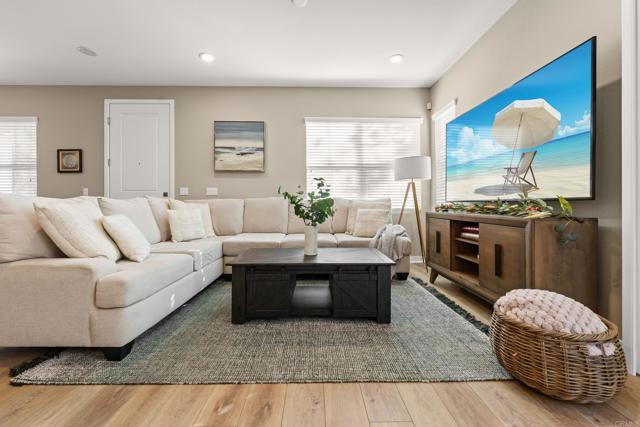 Detail Gallery Image 2 of 44 For 13085 Olympus Cir #1,  Poway,  CA 92064 - 3 Beds | 2/1 Baths