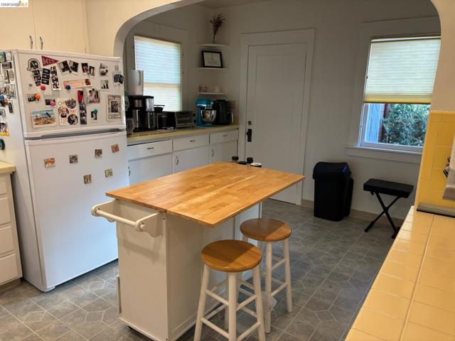 1024 Elsinore Ave, Oakland CA: https://media.crmls.org/mediaz/c2b05741-29cb-467c-b0f9-f41ed60453f8.jpg