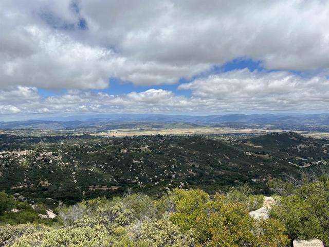 17441 Dos Picos Park Road, Ramona CA: https://media.crmls.org/mediaz/c2b11934-0752-4a51-b5a8-bedc25f017b3.jpg