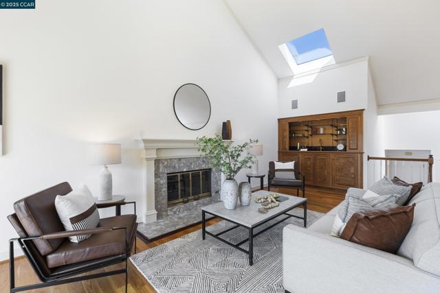 25 Watchwood Ct, Orinda CA: https://media.crmls.org/mediaz/c2b25147-98f6-435e-82d0-561d36baa3b4.jpg