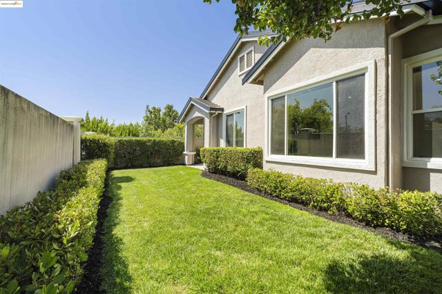 1040 Bismarck Terr, Brentwood CA: https://media.crmls.org/mediaz/c2b2c67a-b291-43c2-b167-95c3a0d00ff7.jpg