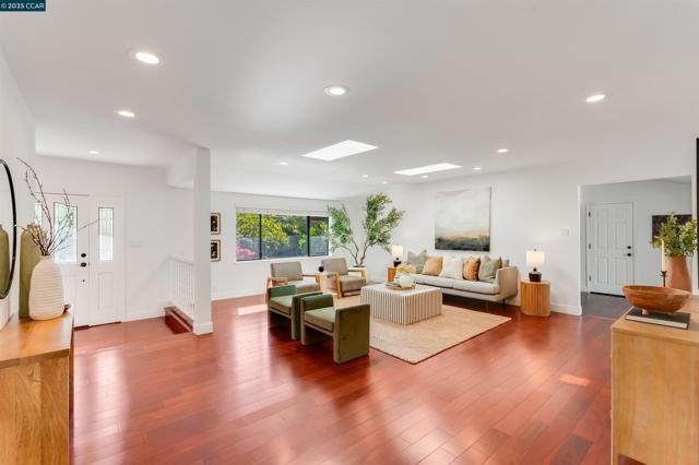 2424 San Miguel Dr, Walnut Creek CA: https://media.crmls.org/mediaz/c2b3d0a0-5286-439f-a025-6d7cb4a06137.jpg
