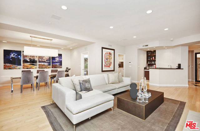 121 N Almont Drive, Beverly Hills CA: https://media.crmls.org/mediaz/c2b4aabb-ebef-477a-bb9c-59db3e062072.jpg