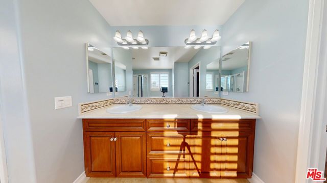 19320 Carranza Lane, Santa Clarita CA: https://media.crmls.org/mediaz/c2b5f45a-2d90-488a-a882-ed58fda7631a.jpg