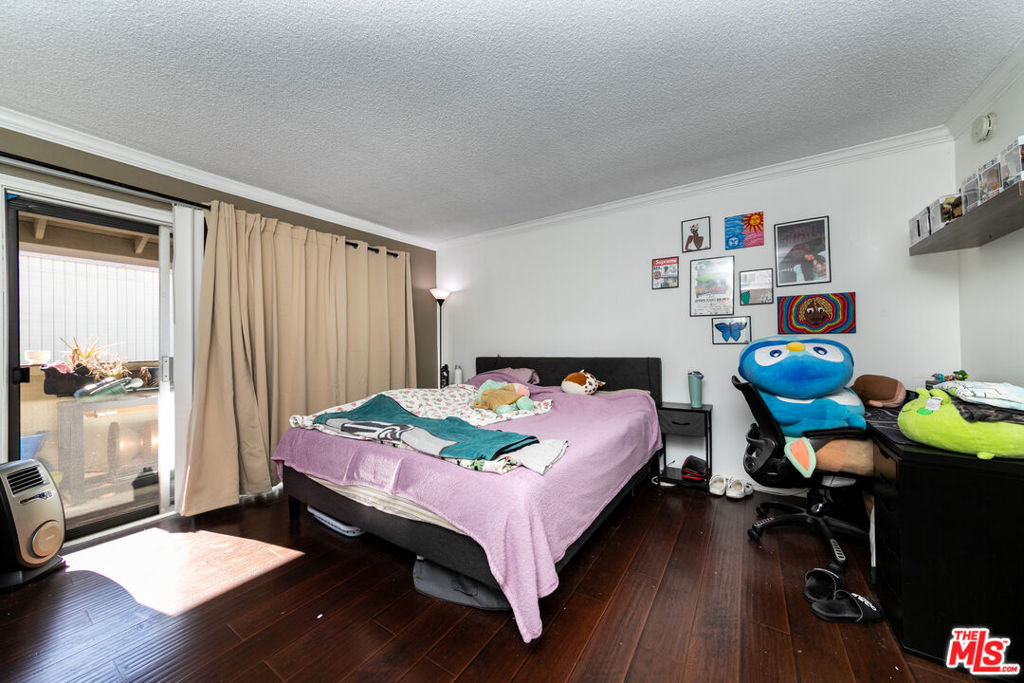 https://media.crmls.org/mediaz/c2b7d44a-6dab-45ac-9796-12efaec60495.jpg?preset=X-Large