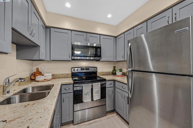254 Eastridge Dr, San Ramon CA: https://media.crmls.org/mediaz/c2b7dc47-8794-4923-936a-95e5a0481a56.jpg