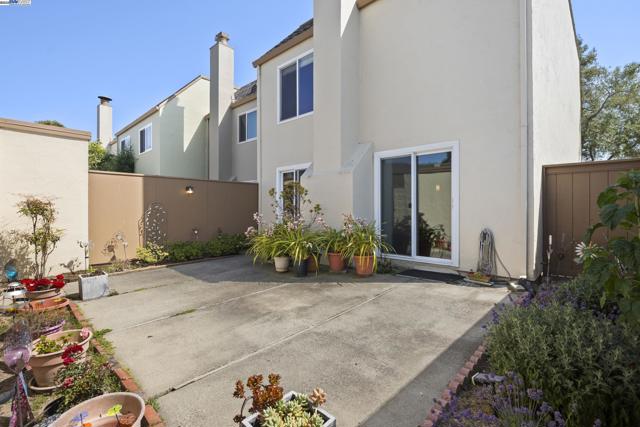 3112 La Campania, Alameda CA: https://media.crmls.org/mediaz/c2b81c06-4dca-44b6-a51f-ab3a9c3a72ab.jpg