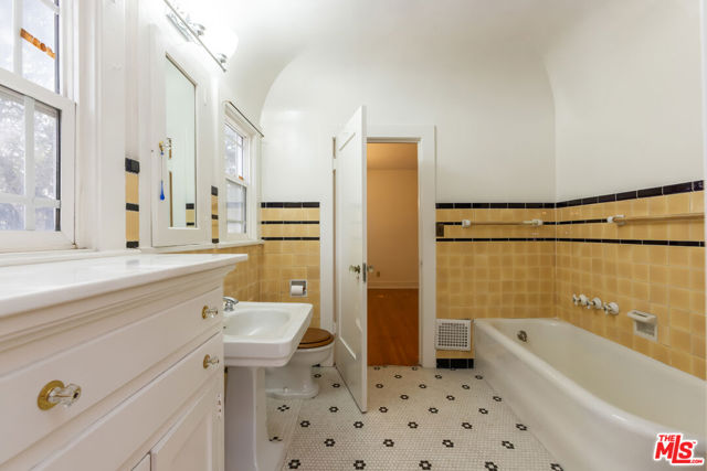 955 S Highland Avenue, Los Angeles CA: https://media.crmls.org/mediaz/c2b84d5a-7f54-4251-930b-974cec3b8d39.jpg