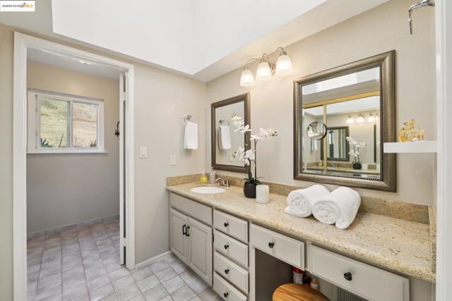 2353 Benham Ct, Walnut Creek CA: https://media.crmls.org/mediaz/c2b851e1-2e8f-479b-8ee4-82cc168ff582.jpg