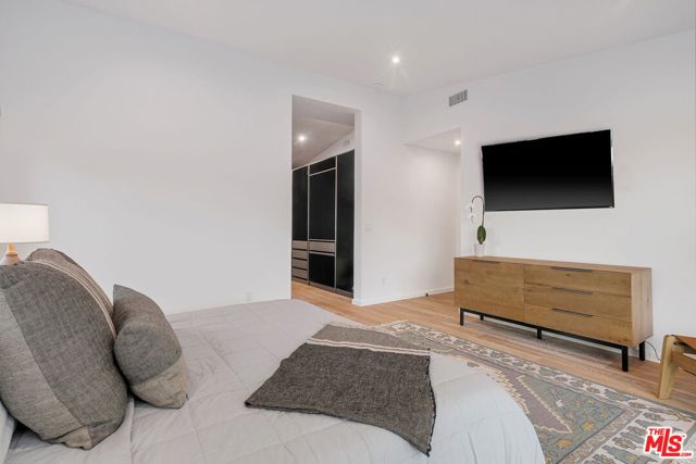 8400 Edwin Drive, Los Angeles CA: https://media.crmls.org/mediaz/c2b8938d-c4fd-4f82-80c7-24aed97ffc0c.jpg