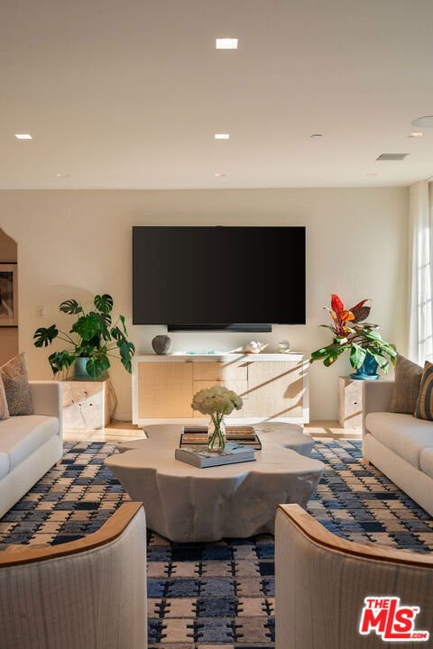 Image 16 of 72 For 705 Palisades Beach Road