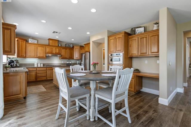6454 Green Castle Cir, Discovery Bay CA: https://media.crmls.org/mediaz/c2b99e9a-fabd-4758-833d-ad8601a7a6fb.jpg
