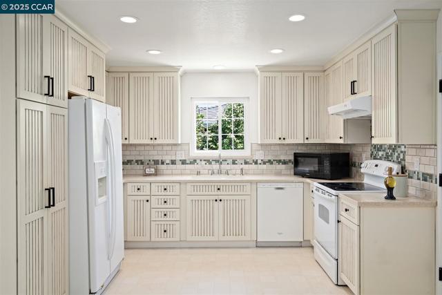 2283 Greenwich Rd, San Pablo CA: https://media.crmls.org/mediaz/c2b9f58e-fba5-4ffe-ad71-5816b607376a.jpg