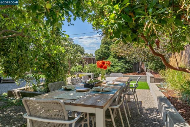206 Santa Fe Dr, Walnut Creek CA: https://media.crmls.org/mediaz/c2bb8373-bc73-4664-a12f-f84b1156fb1b.jpg