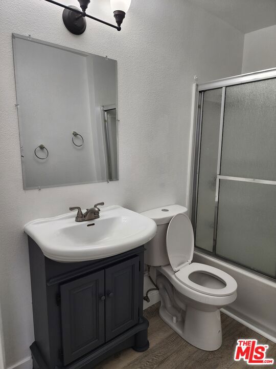 18547 Collins Street, Tarzana CA: https://media.crmls.org/mediaz/c2bba11f-893b-4aa4-a7b5-0aa3fbd6d91f.jpg