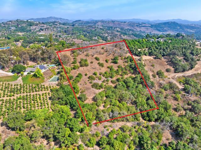 3240 Via Del Cielo, Fallbrook CA: https://media.crmls.org/mediaz/c2bcd6d4-696b-4851-97c2-d37ff4cd598f.jpg