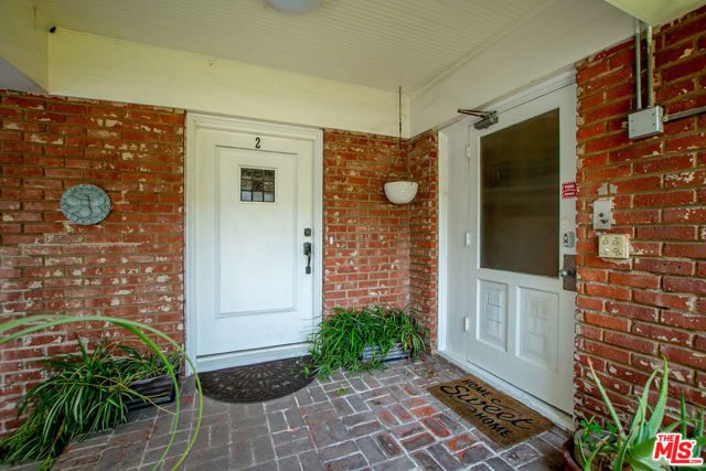 453 S Wilton Place, Los Angeles CA: https://media.crmls.org/mediaz/c2bd94ed-6f16-4d33-98eb-1e44da34ee35.jpg