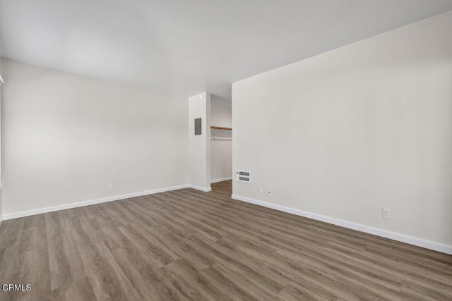 3107 Harbor Boulevard, Oxnard CA: https://media.crmls.org/mediaz/c2bdb26b-f4c2-4bf2-98e8-fb554005f0c0.jpg