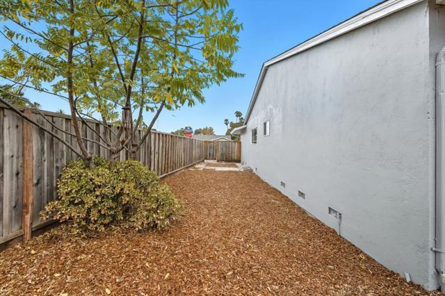 1100 Bounty Drive, Foster City CA: https://media.crmls.org/mediaz/c2be2e15-5be4-488f-9454-7c431e5fff23.jpg