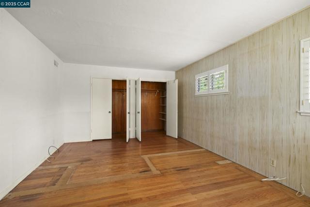305 Overhill Rd, Orinda CA: https://media.crmls.org/mediaz/c2be7d35-33f7-43bf-90f7-571c82f611d6.jpg