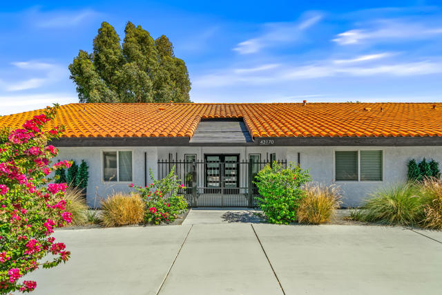 43170 Warner Trail, Palm Desert CA: https://media.crmls.org/mediaz/c2be97a4-2d0d-4570-b1f5-65ad479b56be.jpg