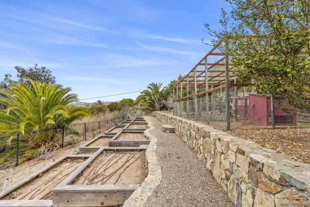 6152 Avenida Del Duque, Rancho Santa Fe CA: https://media.crmls.org/mediaz/c2bee3e2-37cf-4163-9911-64b492812e23.jpg