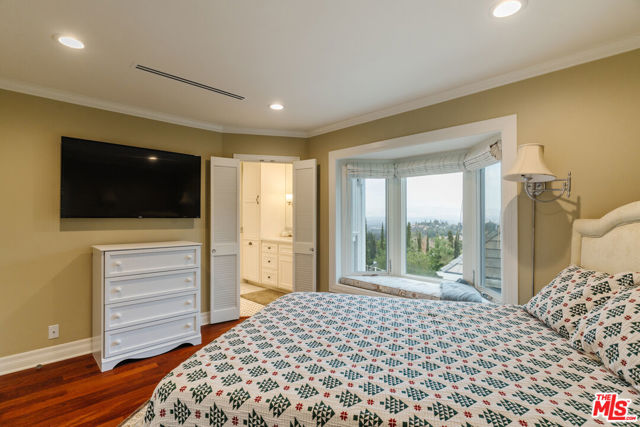 3819 Vista Linda Drive, Encino CA: https://media.crmls.org/mediaz/c2bfad06-e886-4e15-806c-07df6245bc5a.jpg