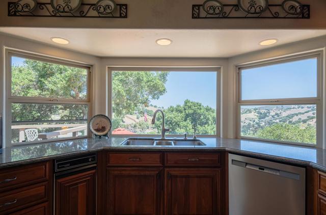15847 Pleasant Valley Lane, Salinas CA: https://media.crmls.org/mediaz/c2c1f14a-5b1e-42eb-811b-516b1d2a6ade.jpg