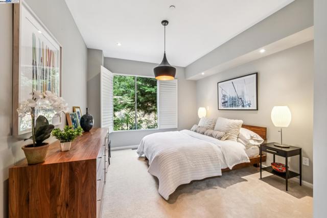 2005 TUNNEL RD, Oakland CA: https://media.crmls.org/mediaz/c2c35c6c-8684-4e96-b427-c424e459a7b6.jpg