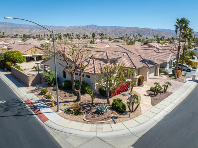 78210 Gray Hawk Drive, Palm Desert CA: https://media.crmls.org/mediaz/c2c3ffd9-871a-4f83-94a8-25e88eb79625.jpg