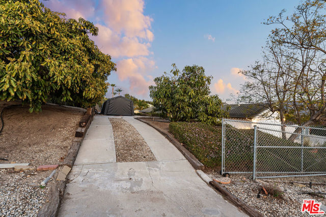 2212 Stacy Lane, Camarillo CA: https://media.crmls.org/mediaz/c2c4b278-315b-423f-aa85-c00463503178.jpg