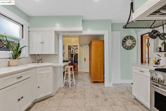 1047 Ranleigh Way, Piedmont CA: https://media.crmls.org/mediaz/c2c56d74-3fd2-4726-988f-ce38605728ad.jpg