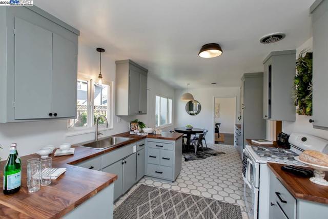 1366 Hansen Ave, Alameda CA: https://media.crmls.org/mediaz/c2c6ddcf-0f23-495b-8ae0-d1735b0e8efa.jpg