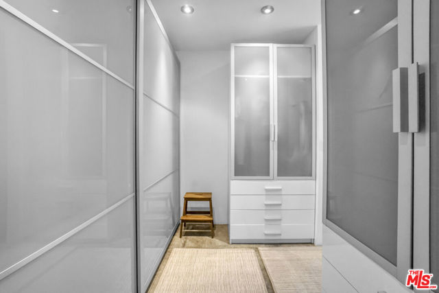 2911 Ocean Front Walk, Venice CA: https://media.crmls.org/mediaz/c2c6e1a2-d8be-41db-9c3b-f4bcfe59fa88.jpg