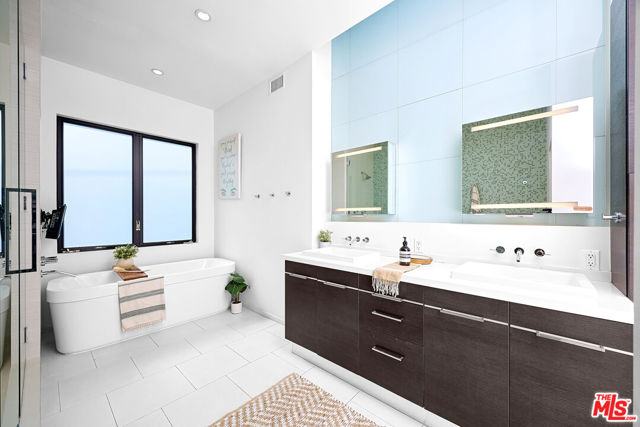 2329 Clement Avenue, Venice CA: https://media.crmls.org/mediaz/c2c7789c-ea9a-4f14-b0b6-1621d21f8664.jpg