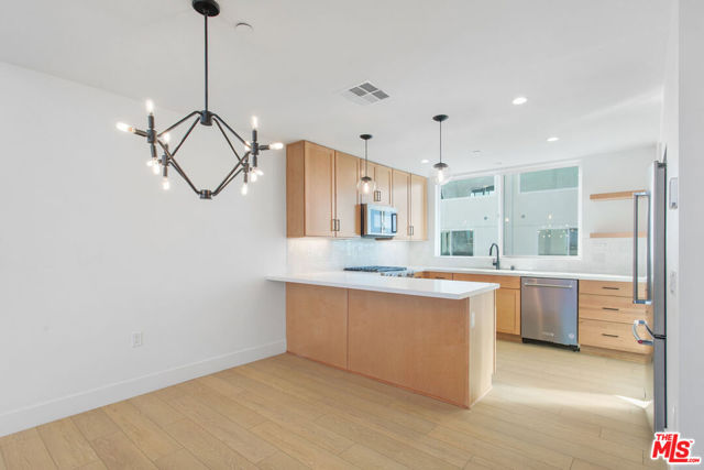 11224 West Victory Boulevard photo 1
