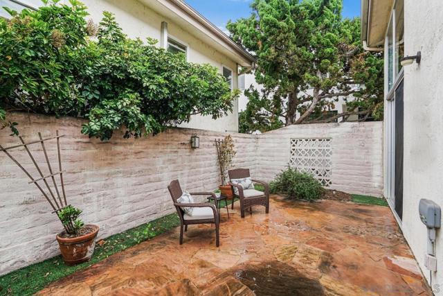 2544 Navarra Dr,  CA: https://media.crmls.org/mediaz/c2c7e7bf-becc-442c-9f0f-b1e7523cb1ee.jpg